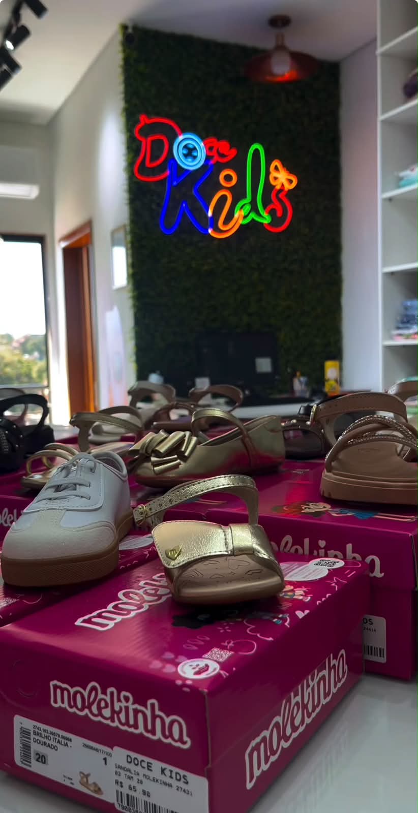 Calçados infantis expostos na loja Doce Kids